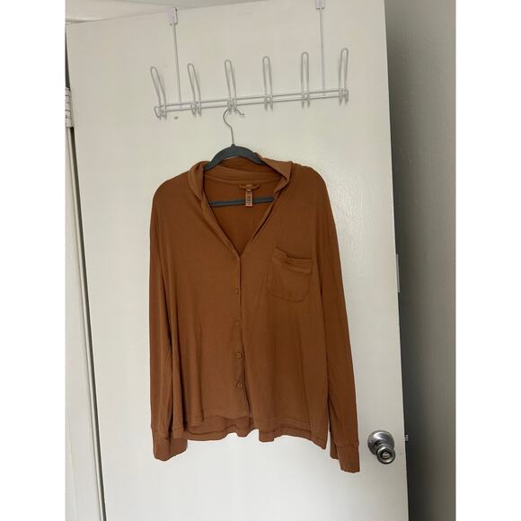 SKIMS Soft Lounge Brown Pajama Top - Picture 4 of 6